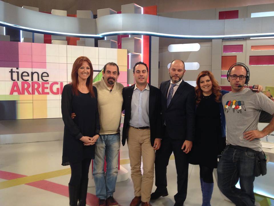 El Dr.Benzaquén junto al equipo del programa 'Tiene Arreglo' en canal Sur