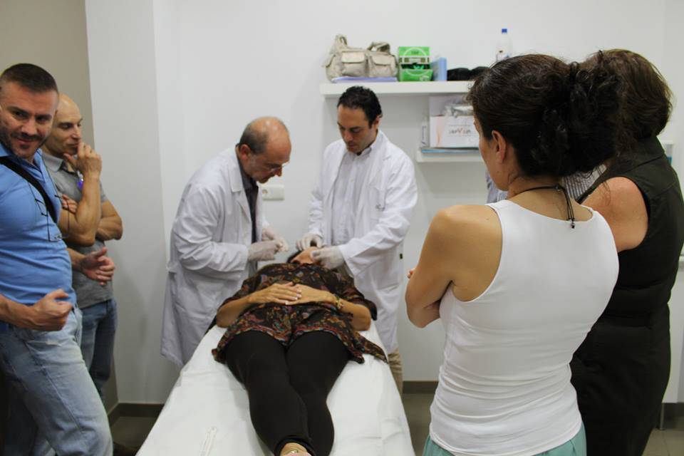 El Dr. Benzaquén en un taller sobre hilos tensores o mágicos